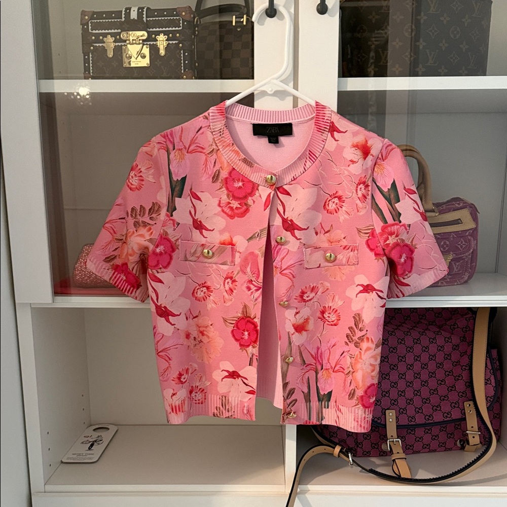 Zara Pink Floral Short Sleeve Knit Cardigan with Gold Buttons. New without tag.